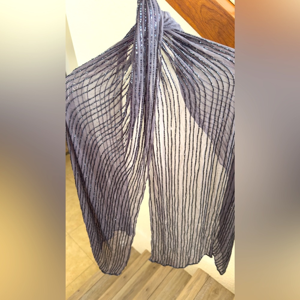 Women’s gray scarf with bids